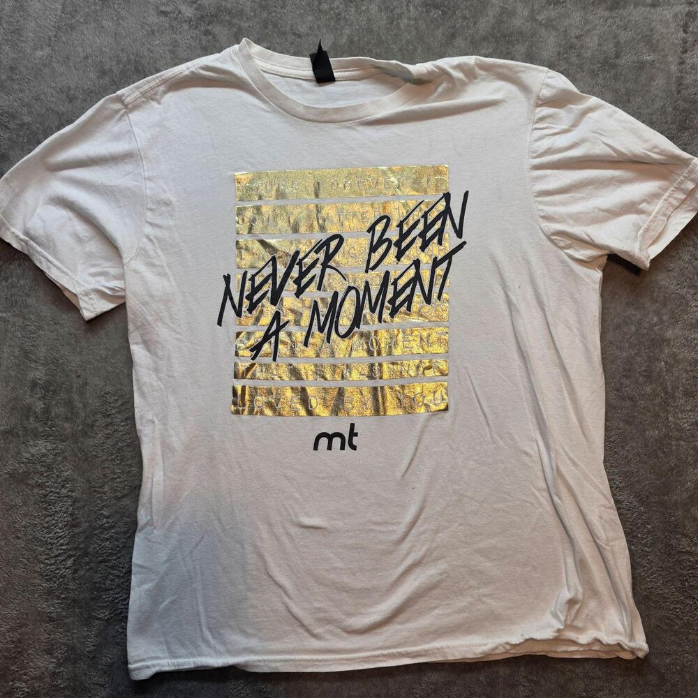 District Never Been A Moment Shirt Mens L White Gold Foil Mt T-Shirt Autograph?
